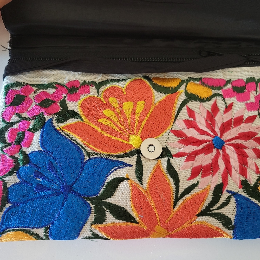 Embroidered clutch - Picture 3 of 4